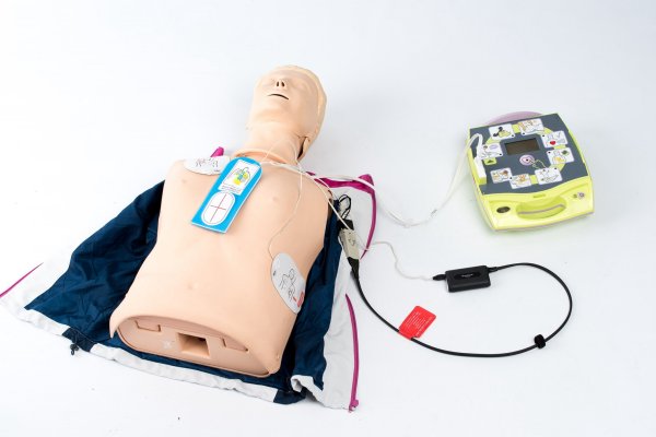 遇到紧急情况，我究竟是应该先做CPR心肺复苏，还是应该先用AED？