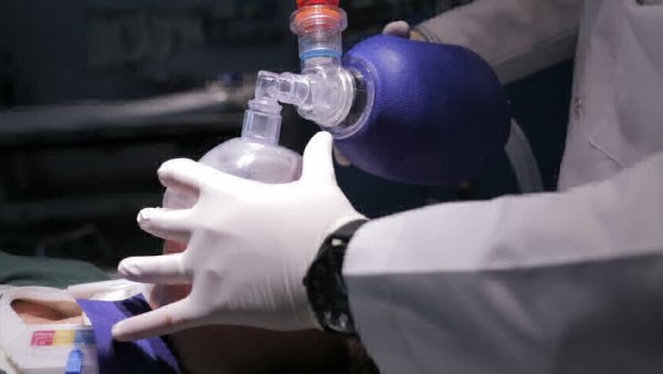 求科普摔倒后头后部着地的急救方法?